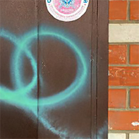 Удаление аэрозольной краски с поверхности двери, вид до 1